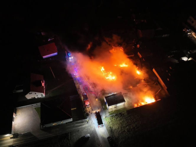 Potężny pożar zakładu pod Krakowem. Spłonęły autobusy i ciągnik rolniczy