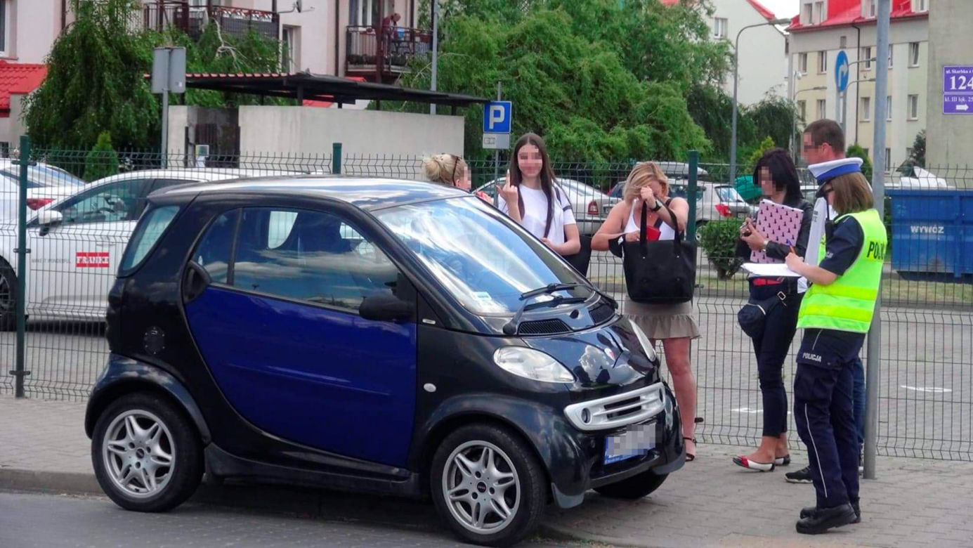 15-latka smartem ruszyła w miasto. Uderzyła w nissana na Białołęce