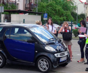 15-latka smartem ruszyła w miasto. Uderzyła w nissana na Białołęce