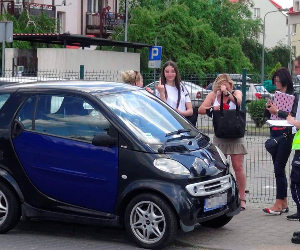 15-latka smartem ruszyła w miasto. Uderzyła w nissana na Białołęce
