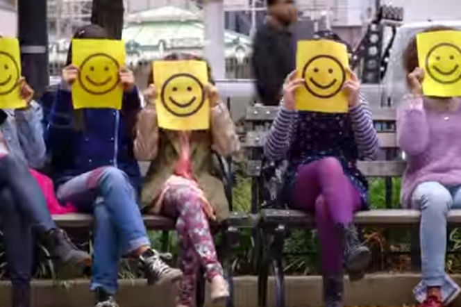 Kadr z teledysku Smile
