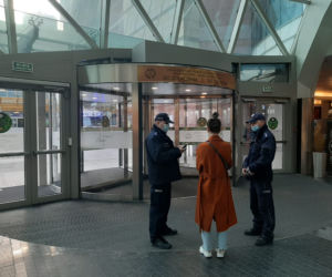 Policjanci szturmują galerie handlowe