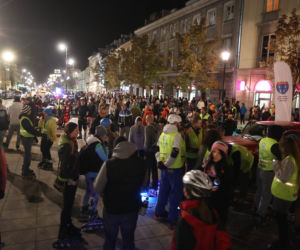 Nightskating. Warszawiacy przejechali stolicę na rolkach [Zdjęcia]