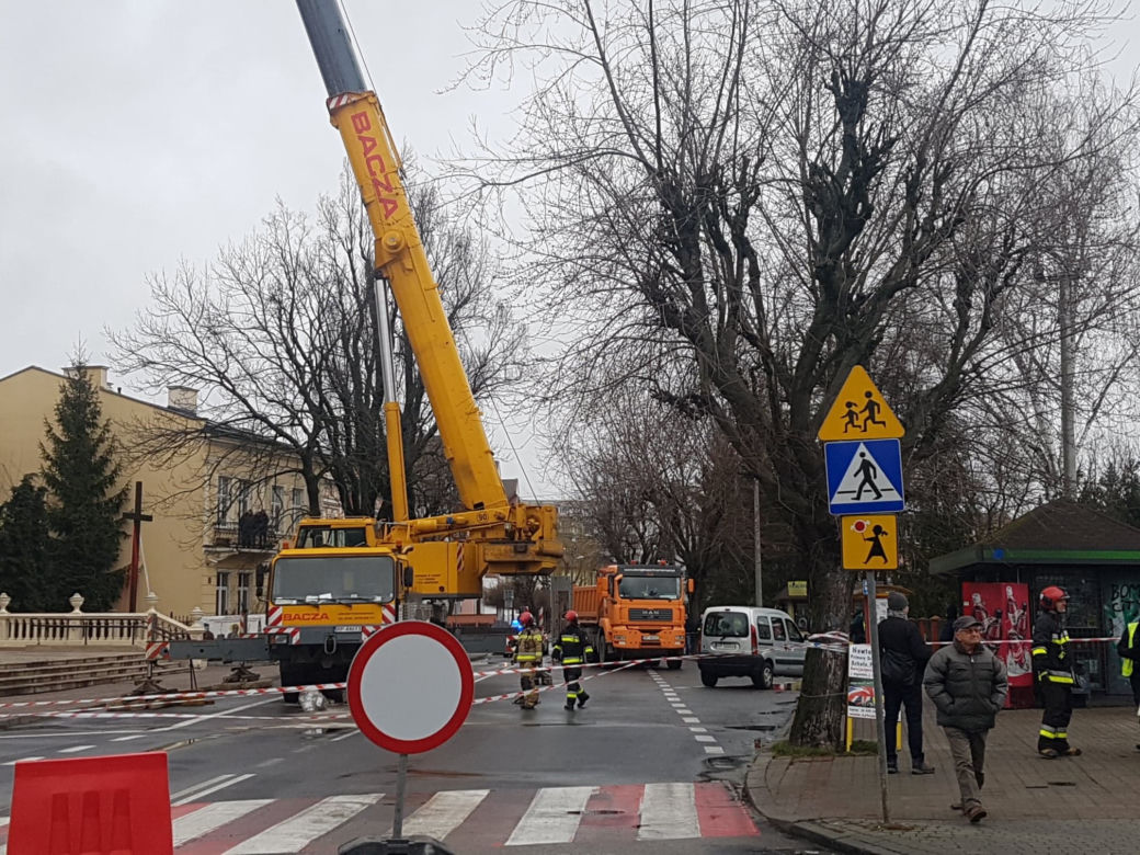 Akcja strażaków z rzeszowskiej Specjalistycznej Grupy Ratownictwa Wysokościowego na 62-metrowej wieży kościoła Salezjanów w Przemyślu