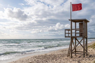 Sinice Kołobrzeg. Czy w Kołobrzegu można się kąpać 10.07? Flaga, warunki pogodowe