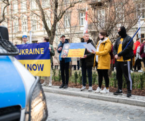  Kraków solidarny z Ukrainą. Setki osób przyszło na manifestację [ZDJĘCIA]