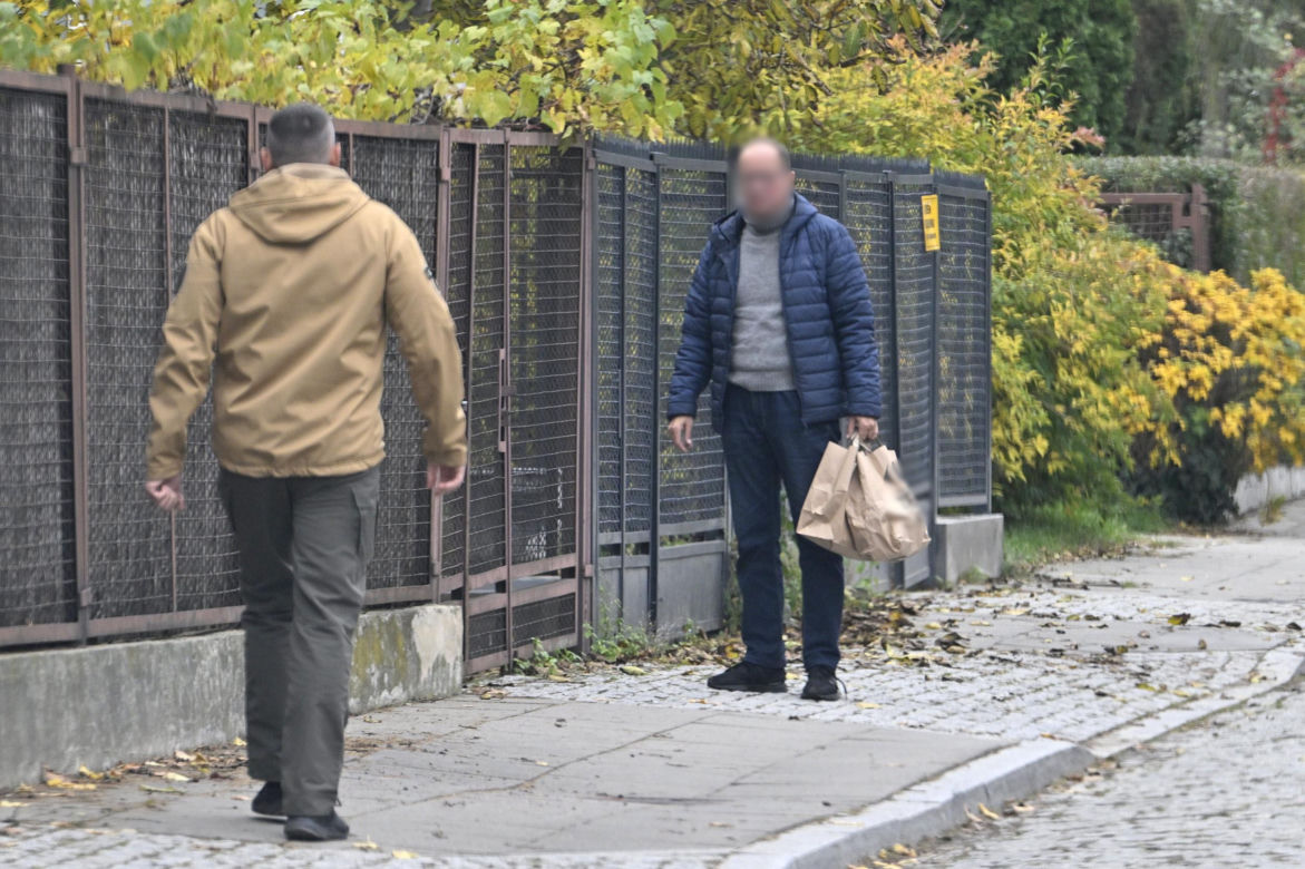 Prezes Kaczyński chory. Kierowca przywiózł mu zakupy do domu