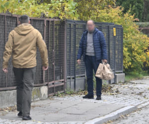 Prezes Kaczyński chory. Kierowca przywiózł mu zakupy do domu