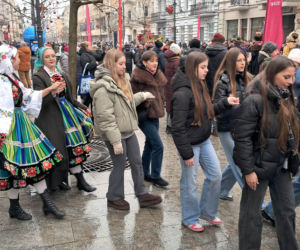 Polonez dla Łodzi. Taneczny korowód maturzystów przeszedł ulicą Piotrkowską