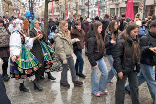Polonez dla Łodzi. Taneczny korowód maturzystów przeszedł ulicą Piotrkowską