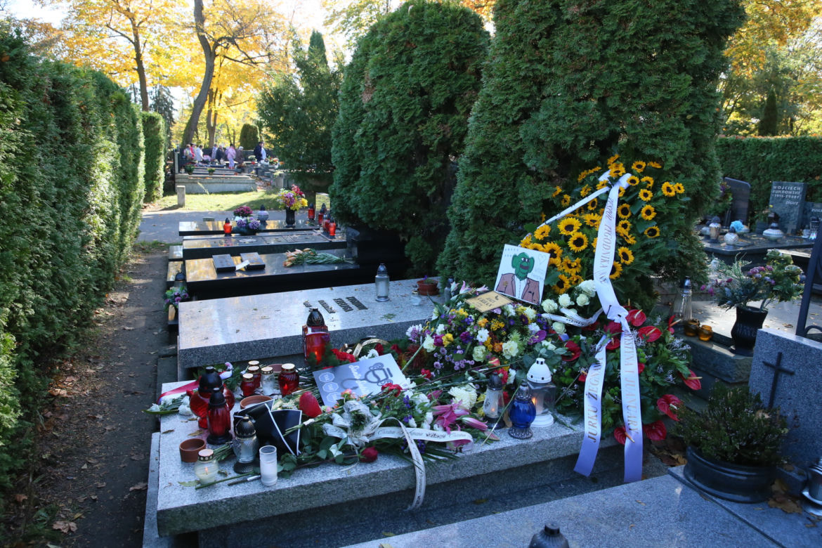 Grób Jerzego Urbana. Dzień po pogrzebie z pomnika zniknęła wódka!