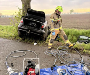 Malborka samochód osobowy z ogromną siłą uderzył w drzewo. Za kierownicą siedziała 19-latka