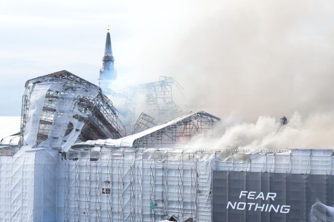 "Nasze Notre Dame" w ogniu! Runęła wieża! "400 lat dziedzictwa w płomieniach" 
