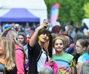 Lublin „wybuchł” kolorami. Holi Festival nad Zalewem Zemborzyckim