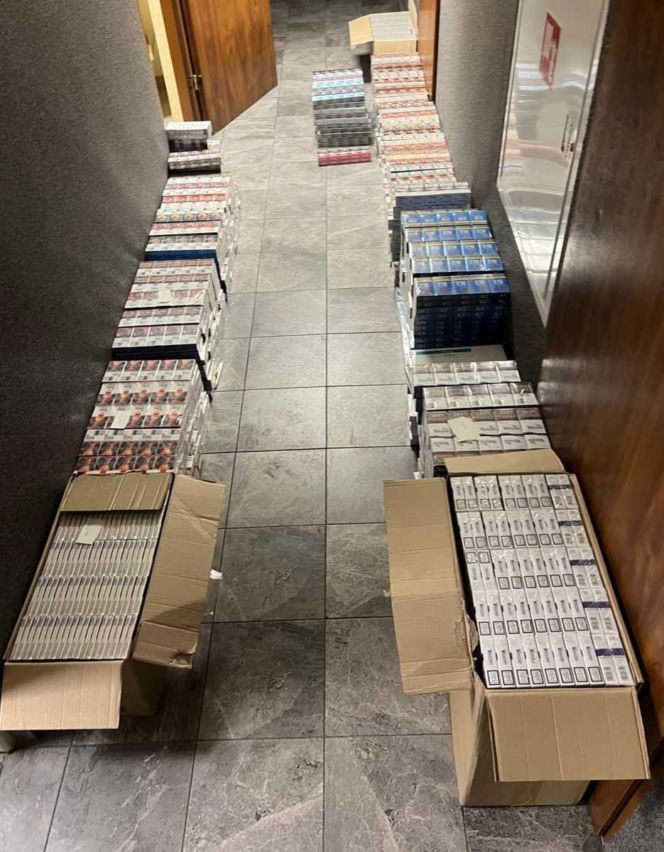 42-latek z powiatu siedleckiego przewoził nielegalne papierosy i próbował staranować policjanta