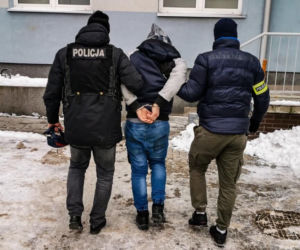 32-latek napadł z nożem na sklep i uciekł z prokuratury [ZDJĘCIA, WIDEO]