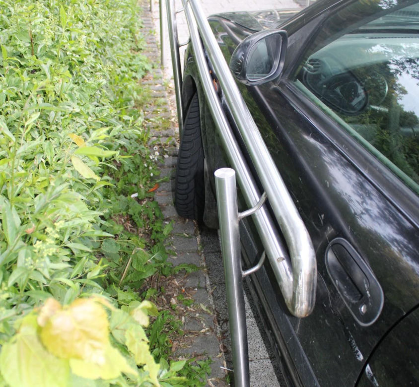 Oświęcim. Kierowca wjechał na podjazd dla niepełnosprawnych. Kuriozalne zachowanie 32-latka