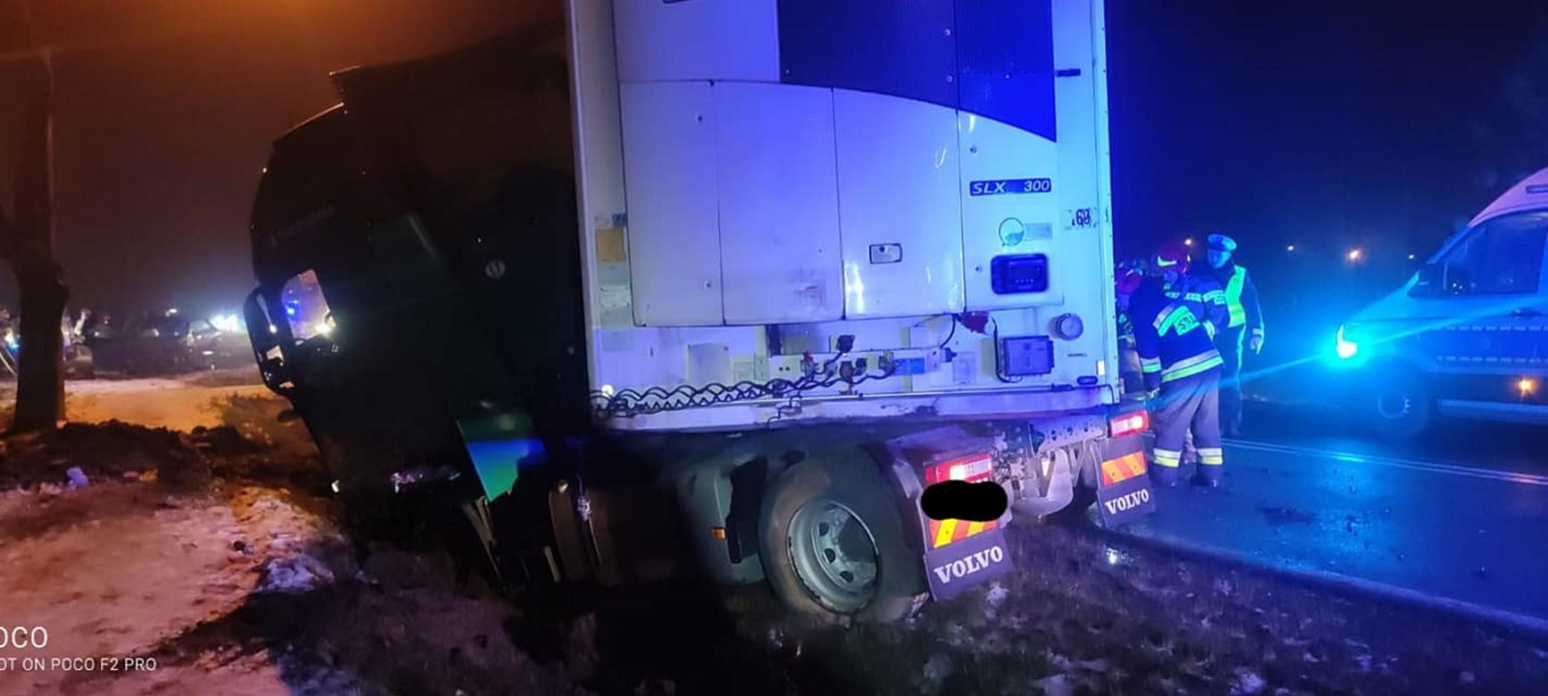 Wypadek pod Legionowem, osobówka zderzyła się z tirem. 3 osoby w szpitalu