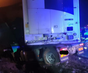Wypadek pod Legionowem, osobówka zderzyła się z tirem. 3 osoby w szpitalu