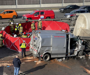 Zderzenie busa z cysterną. Ekspresówka całkowicie zablokowana
