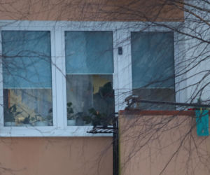 Dwa dni przed tragedią pozowali razem do zdjęcia. Dziś w mieszkaniu przy Bałtyckiej 3 nadal pracują śledczy