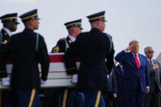 Donald Trump żegnał poległych żołnierzy. Padły poruszające słowa do ich rodzin