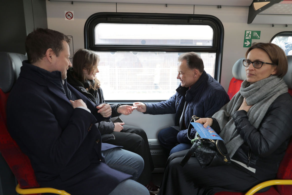 Rafał Trzaskowski spełnił niecodzienną prośbę uczniów. Pisał im usprawiedliwienia w pociągu!