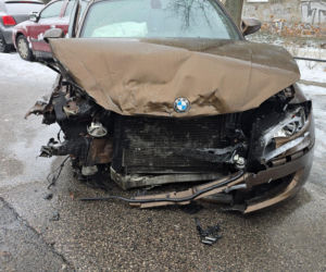 Znany aktor świadkiem kraksy w al. Niepodległości. BMW roztrzaskało zaparkowane auta