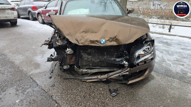 Znany aktor świadkiem kraksy w al. Niepodległości. BMW roztrzaskało zaparkowane auta