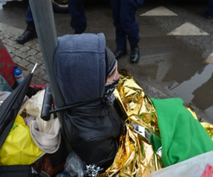Ludzie leżą na ulicy w centrum Warszawy