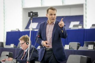  Radosław Sikorski pokazał nowe logo z Je***ć PiS. To martwe ryby