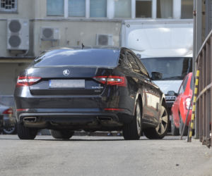 Jarosław Kaczyński jeździ Skodą Superb
