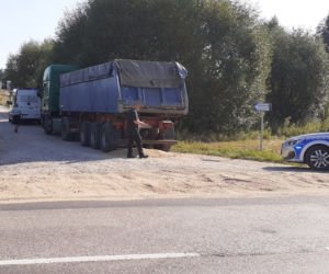 Pianka montażowa dobra na wszystko. Prowizorycznie uszczelniona ciężarówka zatrzymana