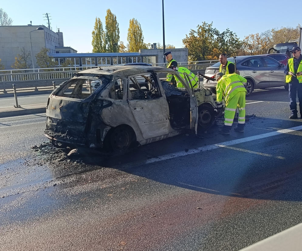 Pożar osobówki na Trasie Łazienkowskiej