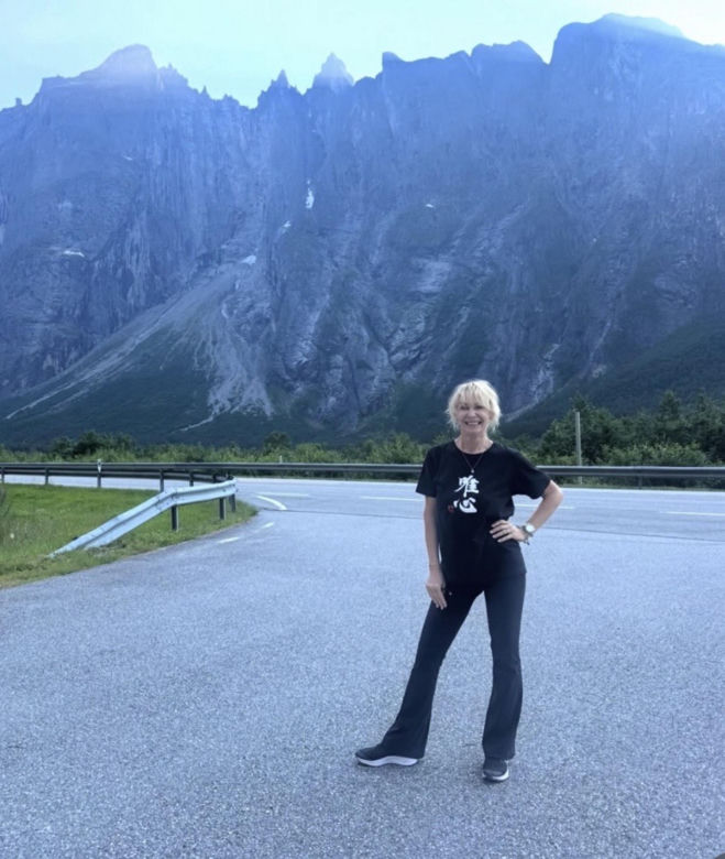 Smutny Englert samotni snuje się po plaży, Zona aktora wybrała zimną północ