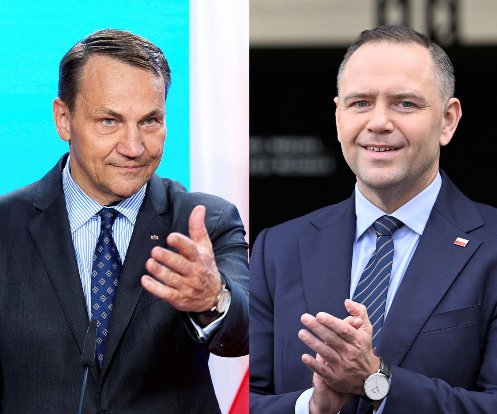 Radosław Sikorski gestykuluje podczas przemówienia. Obok Karol Nawrocki. O sporze polityków przeczytasz na SE Polityka.