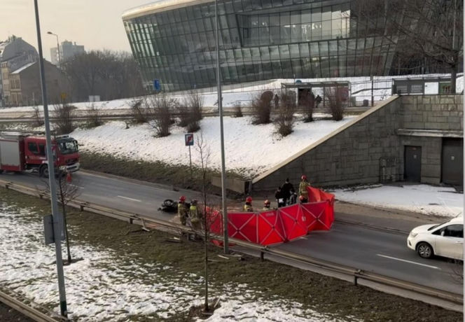 Kraków. Śmiertelny wypadek motocyklisty. 25-latek jechał bez kasku? [ZDJĘCIA].