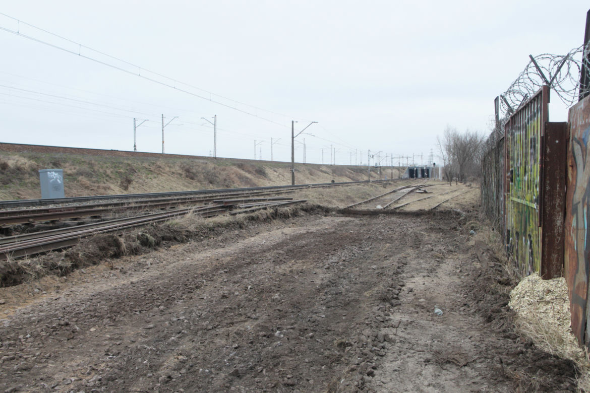 Udrażniają bocznicę kolejową prowadzącą do szpitala przy Szaserów