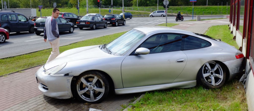 Rozbite Porsche 911 porzucone w Warszawie