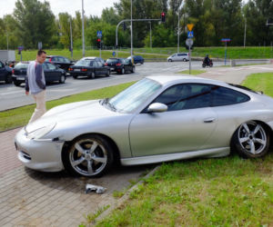 Rozbite Porsche 911 porzucone w Warszawie
