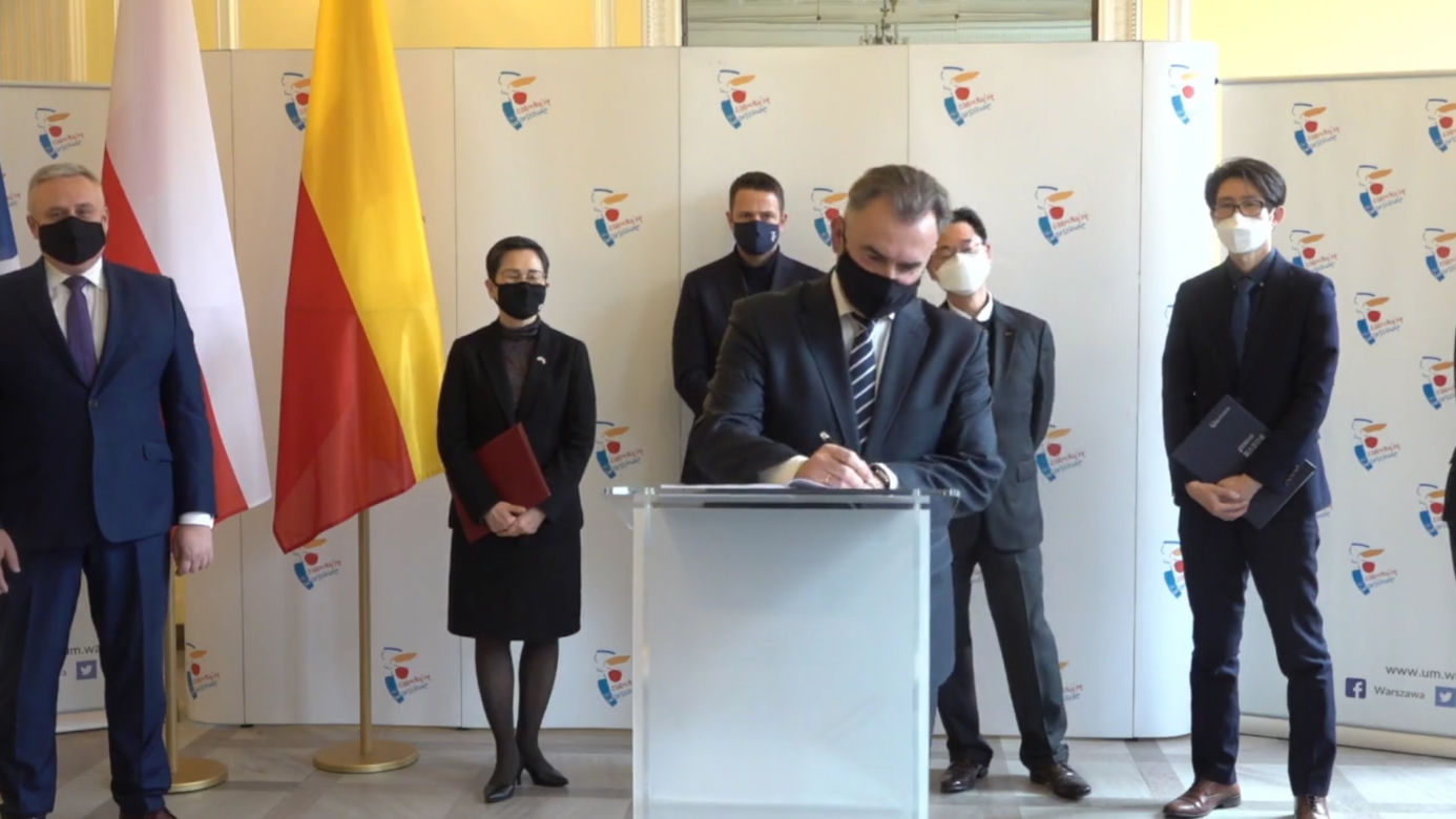 Podpisywanie umowy na rozbudowę spalarni śmieci