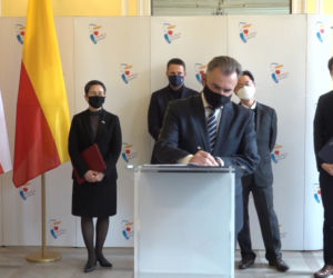 Podpisywanie umowy na rozbudowę spalarni śmieci
