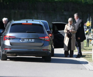 Jarosław Kaczyński na cmentarzu nie był sam. Pewna kobieta nie odstępowała go na krok