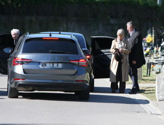 Jarosław Kaczyński na cmentarzu nie był sam. Pewna kobieta nie odstępowała go na krok