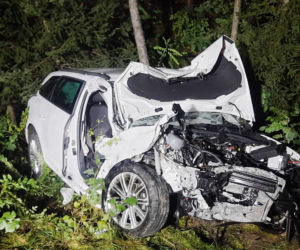Straszny wypadek w Zabrzeży. Poszkodowani uwięzieni w samochodzie 