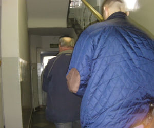 Jarocin: Rozpijał 12-letnią córkę i groził nożem żonie!