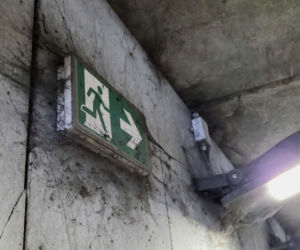 Bród i smród w tunelu pod torami w Siedlcach