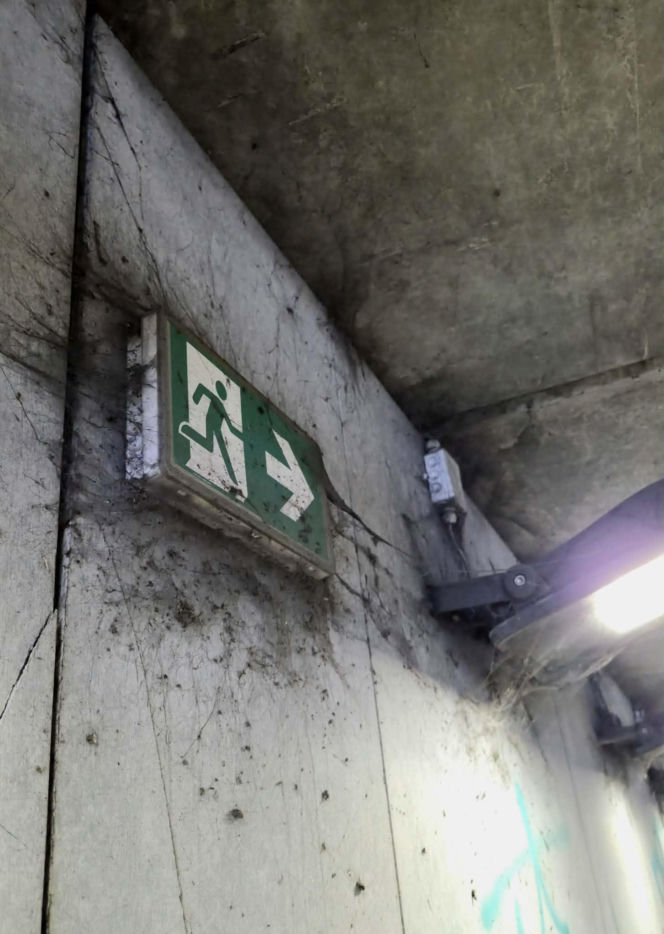 Bród i smród w tunelu pod torami w Siedlcach