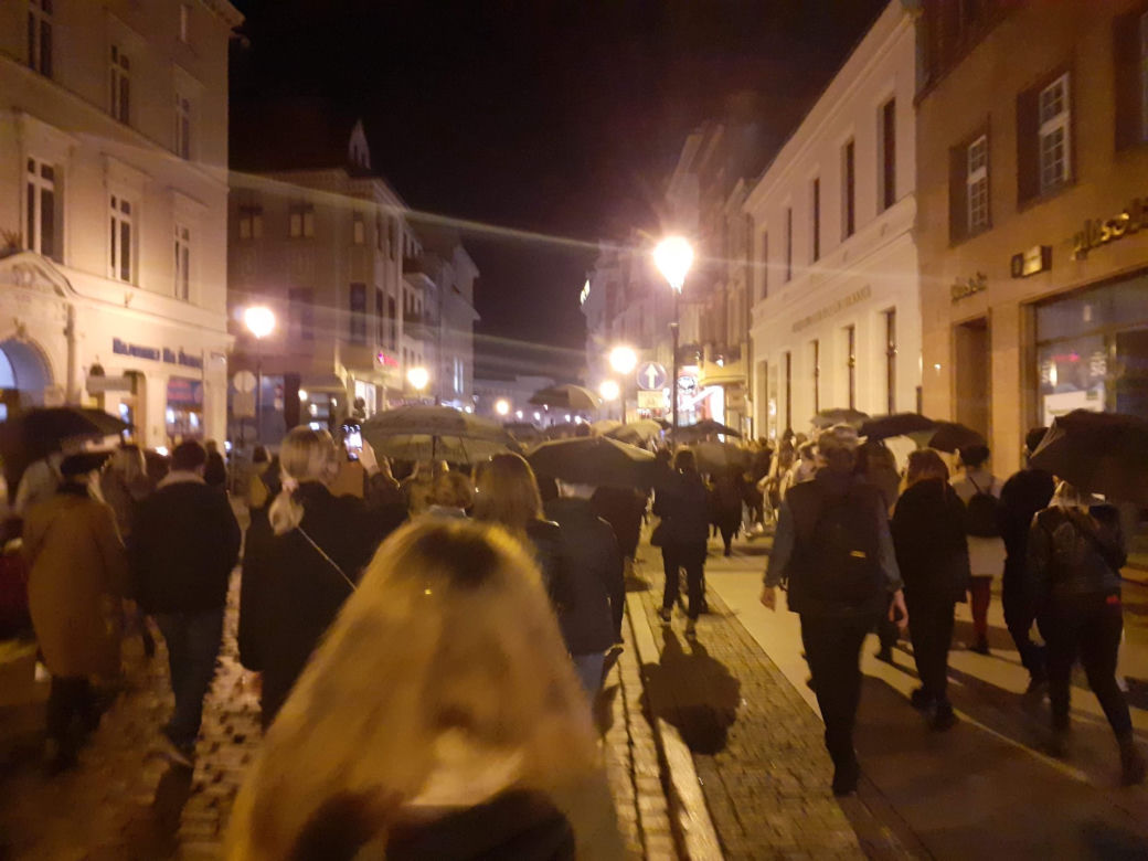 Toruń. "Jeb** PiS" pod pomnikiem Kopernika! WIDEO i ZDJĘCIA z "Czarnego spaceru z czarnymi parasolkami"