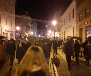 Toruń. Jeb** PiS pod pomnikiem Kopernika! WIDEO i ZDJĘCIA z Czarnego spaceru z czarnymi parasolkami